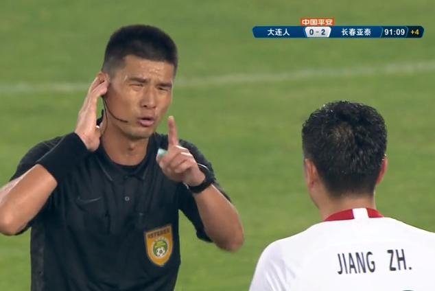 伟大的2-1！中超升班马爆发，裁判给点球引争议，板着脸解释