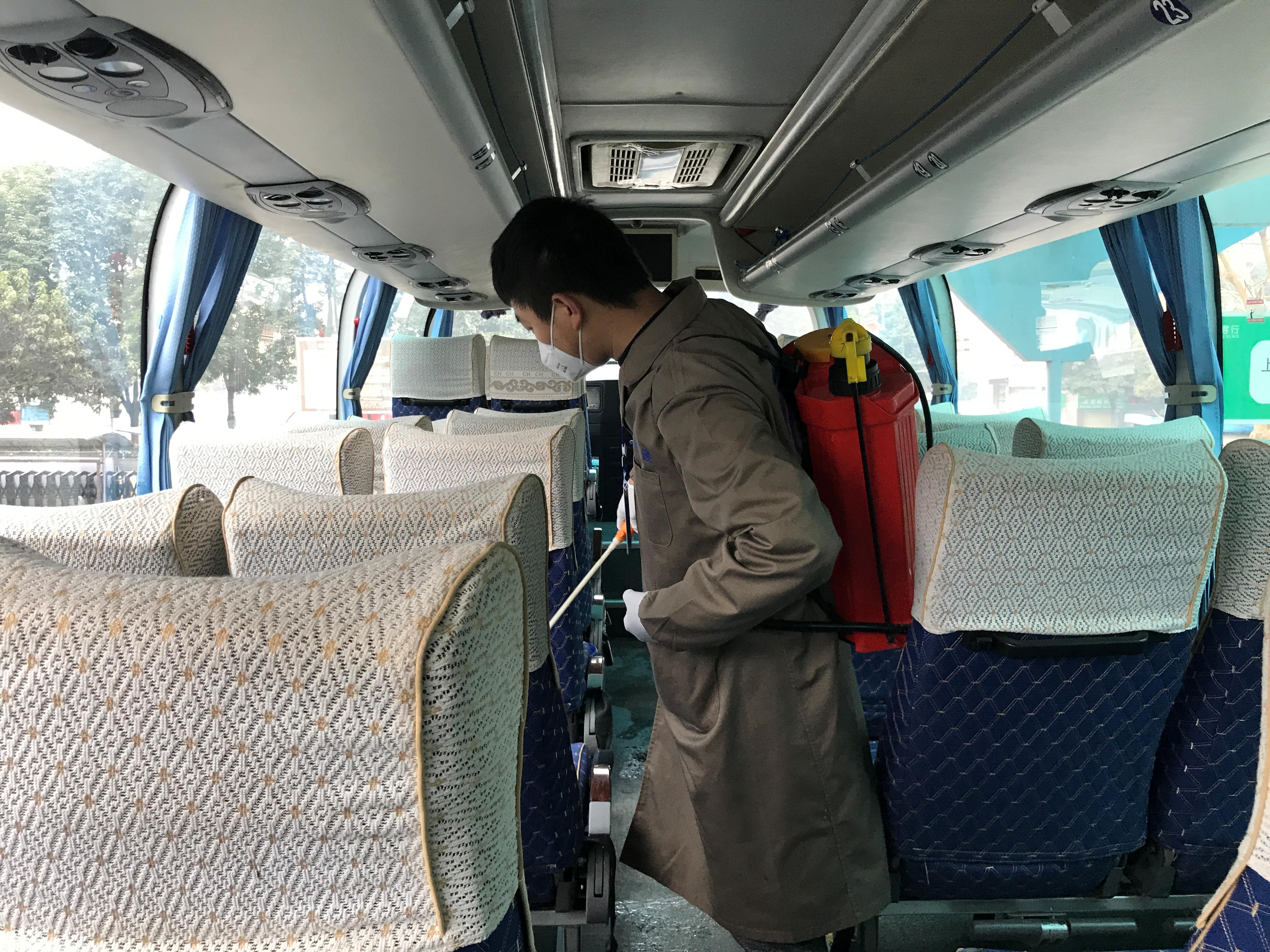 潼南区首班农民工返岗专车发车