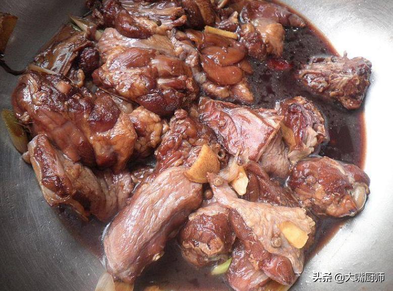 *鸭做**肉时，去腥别再焯水了，大厨教你3步，出锅软嫩鲜香，不腥臊