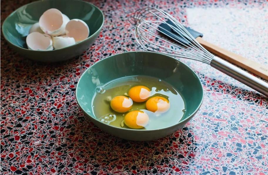 鸡蛋上有粪便是什么原因,超市的鸡蛋为什么没有鸡屎