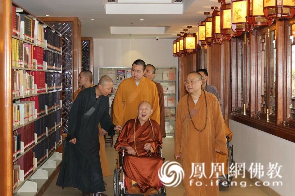 103岁高僧圆寂身影悬在空中,103岁高僧