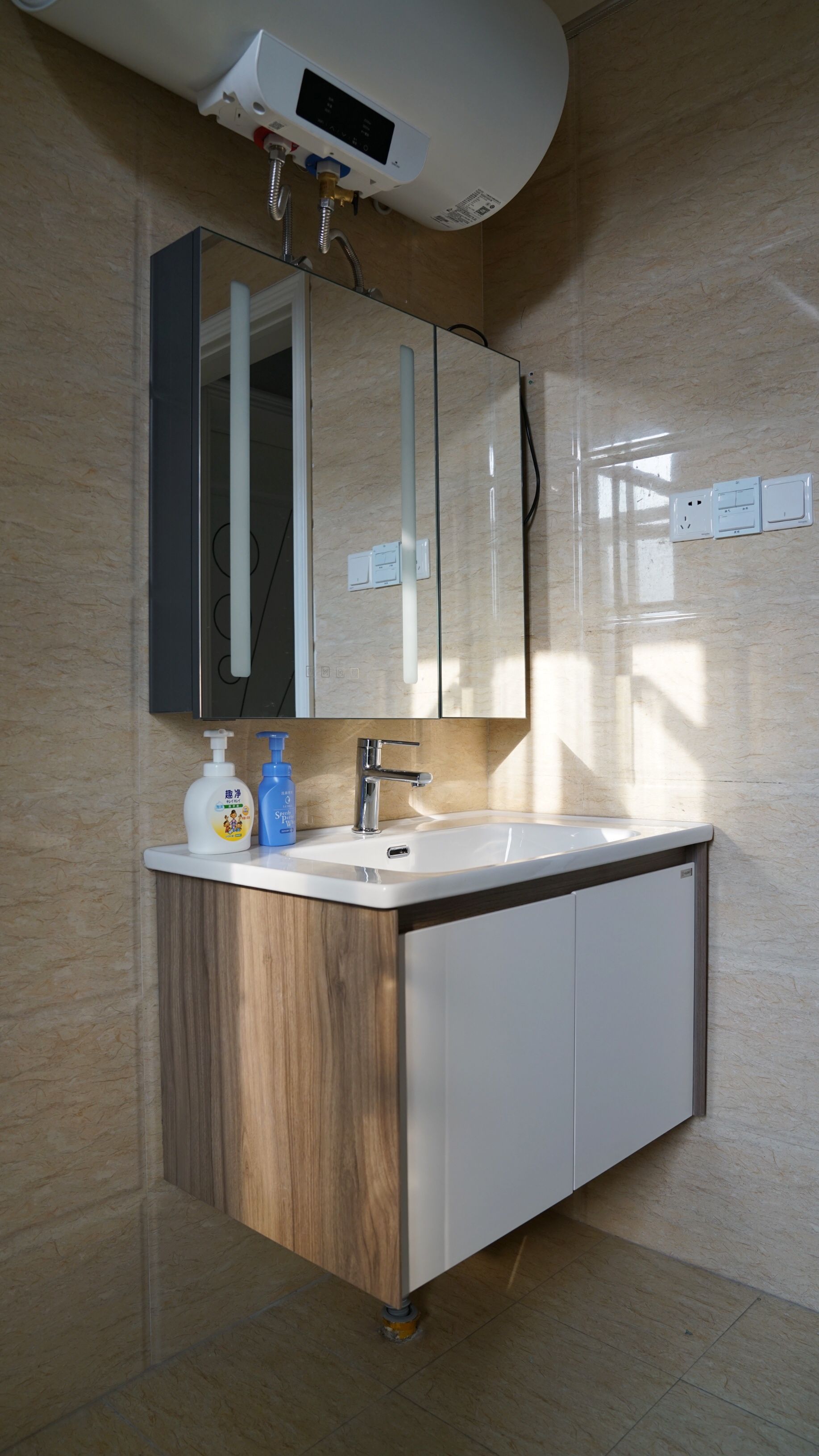 智能镜柜和普通镜柜哪个更实用,镜柜能换智能镜吗