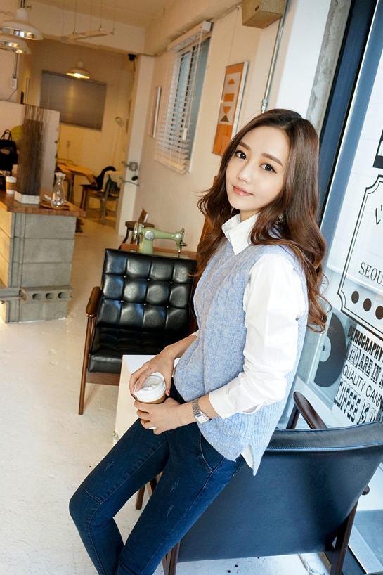 孙允珠黄色服装图片,孙允珠毛衣背心