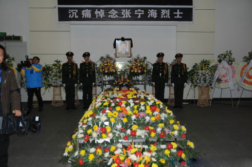 烈士父亲住院无人照料，复旦18驴再上热搜，冷漠的背后有何隐情