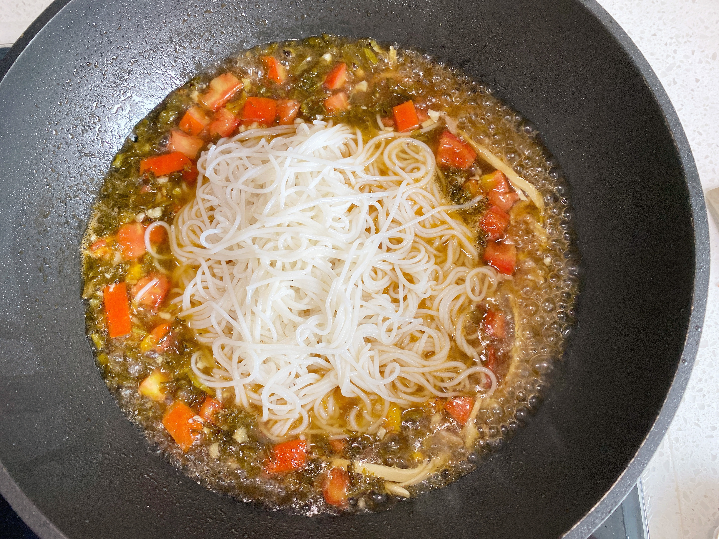 米粉炒粉怎么煮才好吃,在家做三鲜米粉最简单的方法