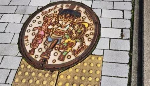 在日本,井盖儿都有美女粉丝团