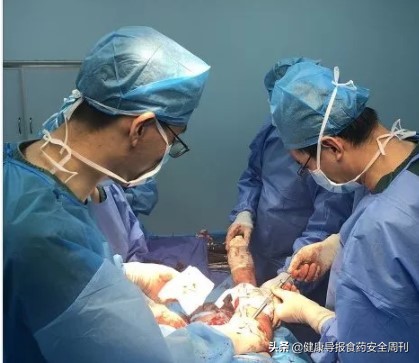 工人撞车在医院抢救视频,工人被车撞到骨折