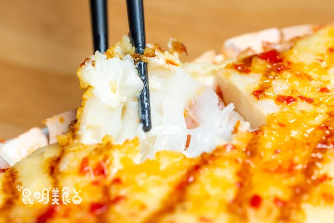 在昆明，第一次见200斤的大鱼，蘸着芥末生吃超爽