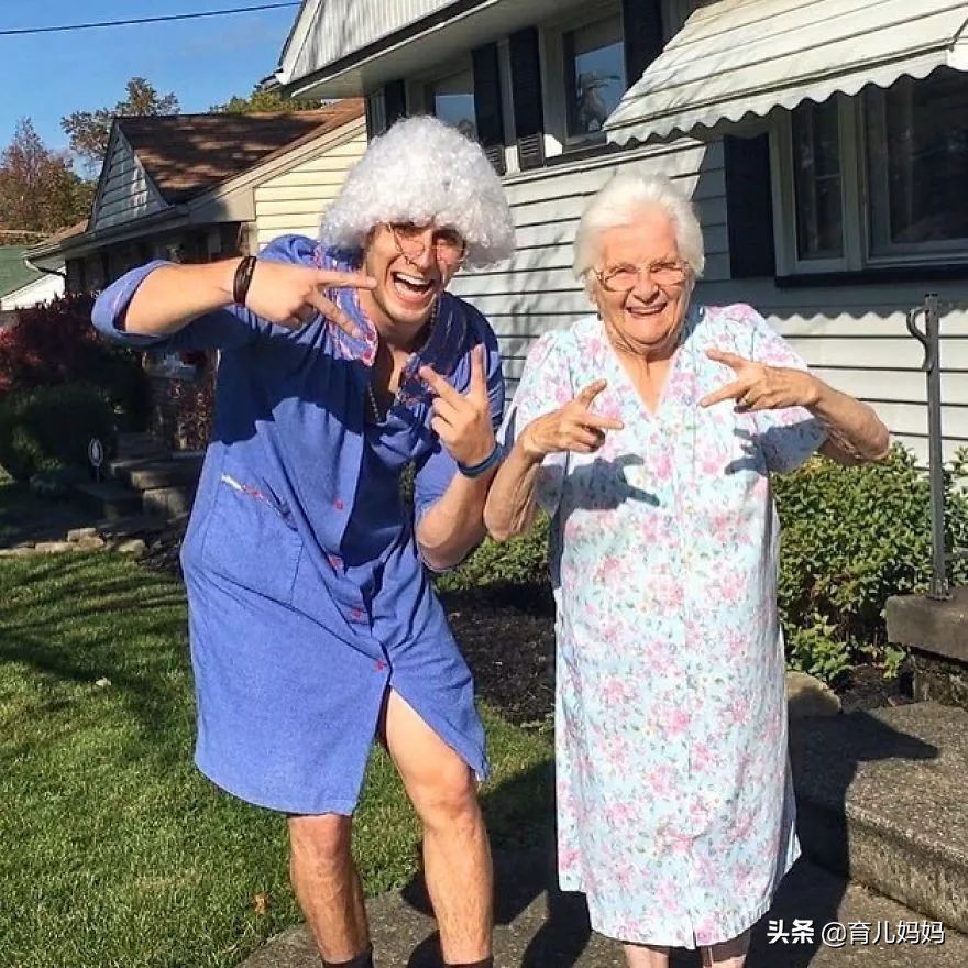 93岁奶奶恶搞27岁孙子一夜爆红！千万网友实力围观：奶奶太坑了！