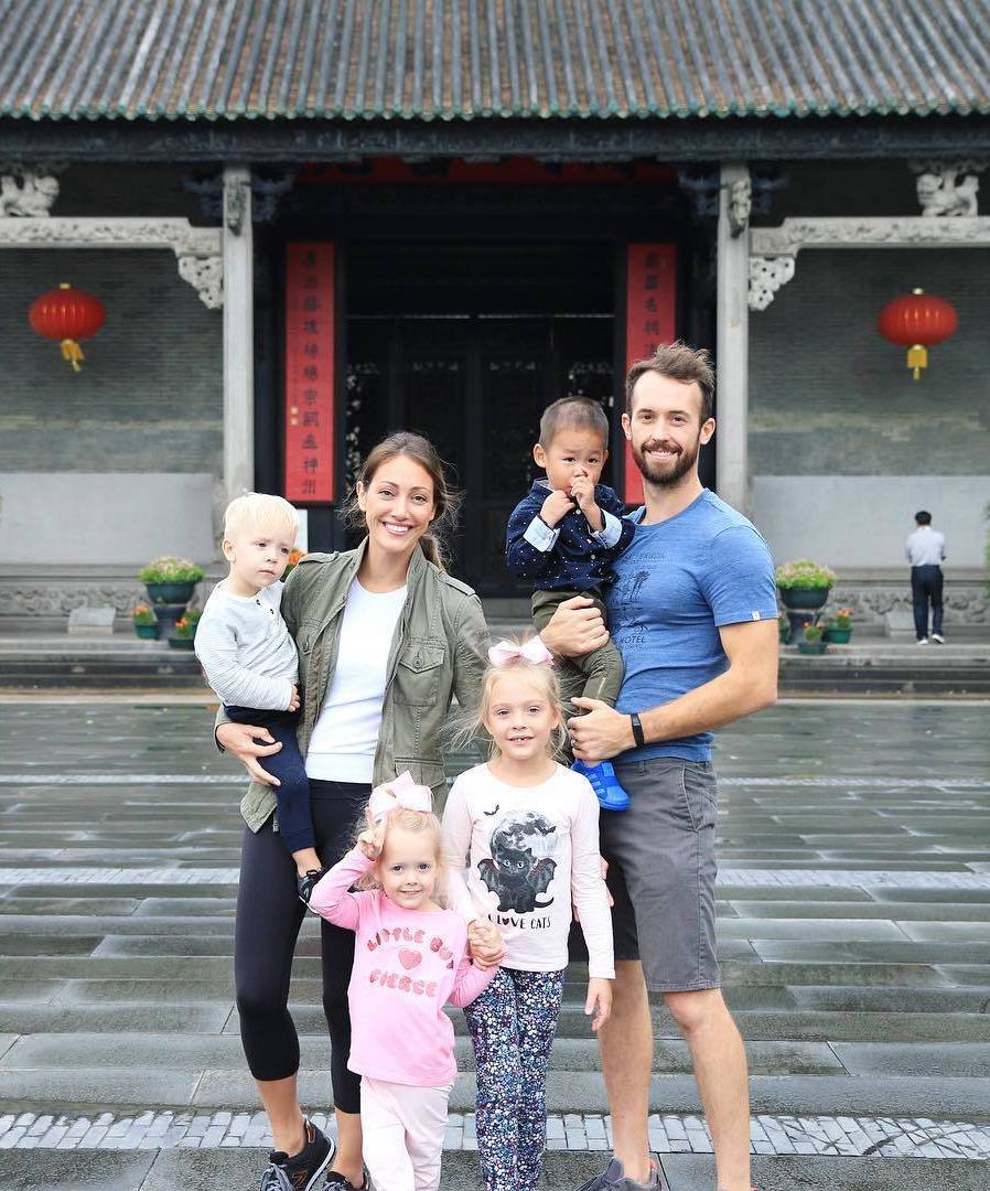 美国网红领养中国残障男孩,疯狂吸血赚钱后就无情抛弃?