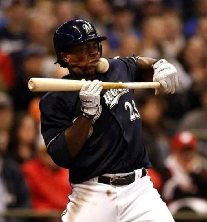 比赛还能尬舞，33个珍贵镜头，记录下这些赛场怪异瞬间