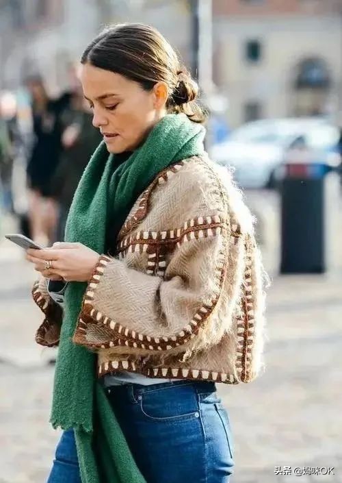 几种很火的围巾的新系法,比较短的围巾系大法