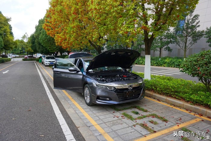 十代雅阁混动版与英诗派太空银,十代雅阁太空银还是白色好看