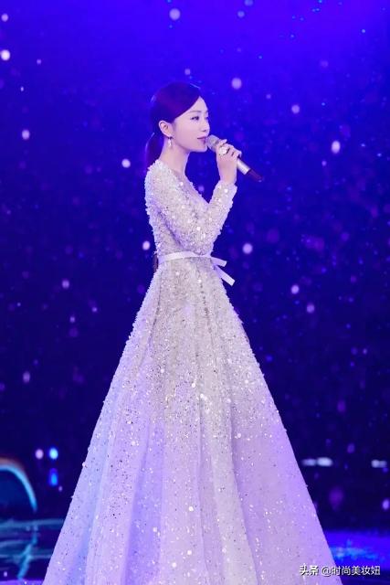 秦岚扑朔迷离的双眼勾人心弦,秦岚穿一身露脐装秀腹肌