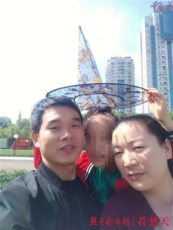 给村民送物资的山路上,秭归一村支书遭遇意外!小女儿才出生50多天……