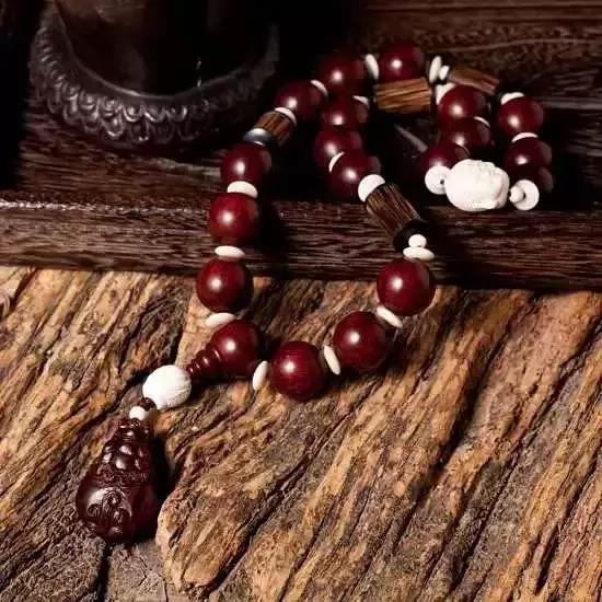 千万别瞎戴文玩手串,千万不要戴假翡翠危害太大了