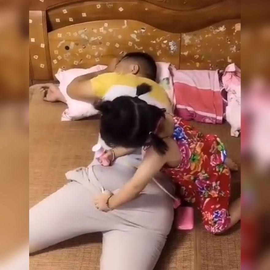 萌娃给娃娃打针,玩具小宝宝扎针