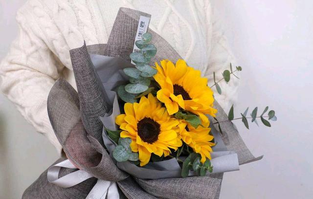 高考向日葵花束包装一举夺魁,一举夺魁一家长手捧向日葵花束