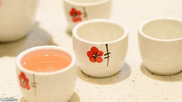 香Skr人!这家店排了两个小时?饭饭送你免排队黑卡内含¥?68