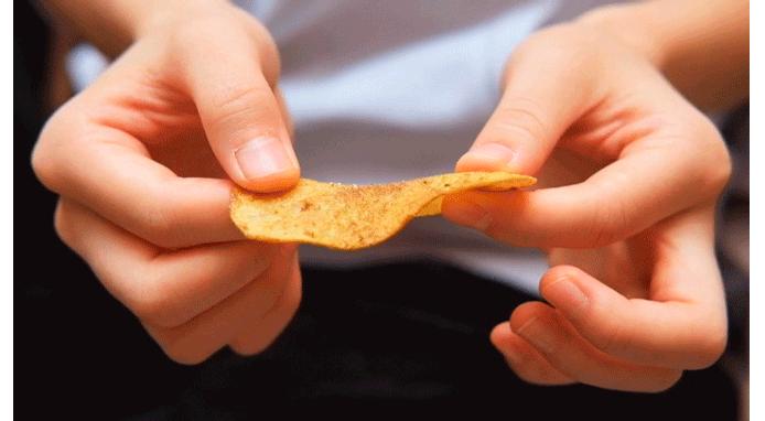 绝大多数吃货不知道的套路，都藏在薯片里（菲李漫画）