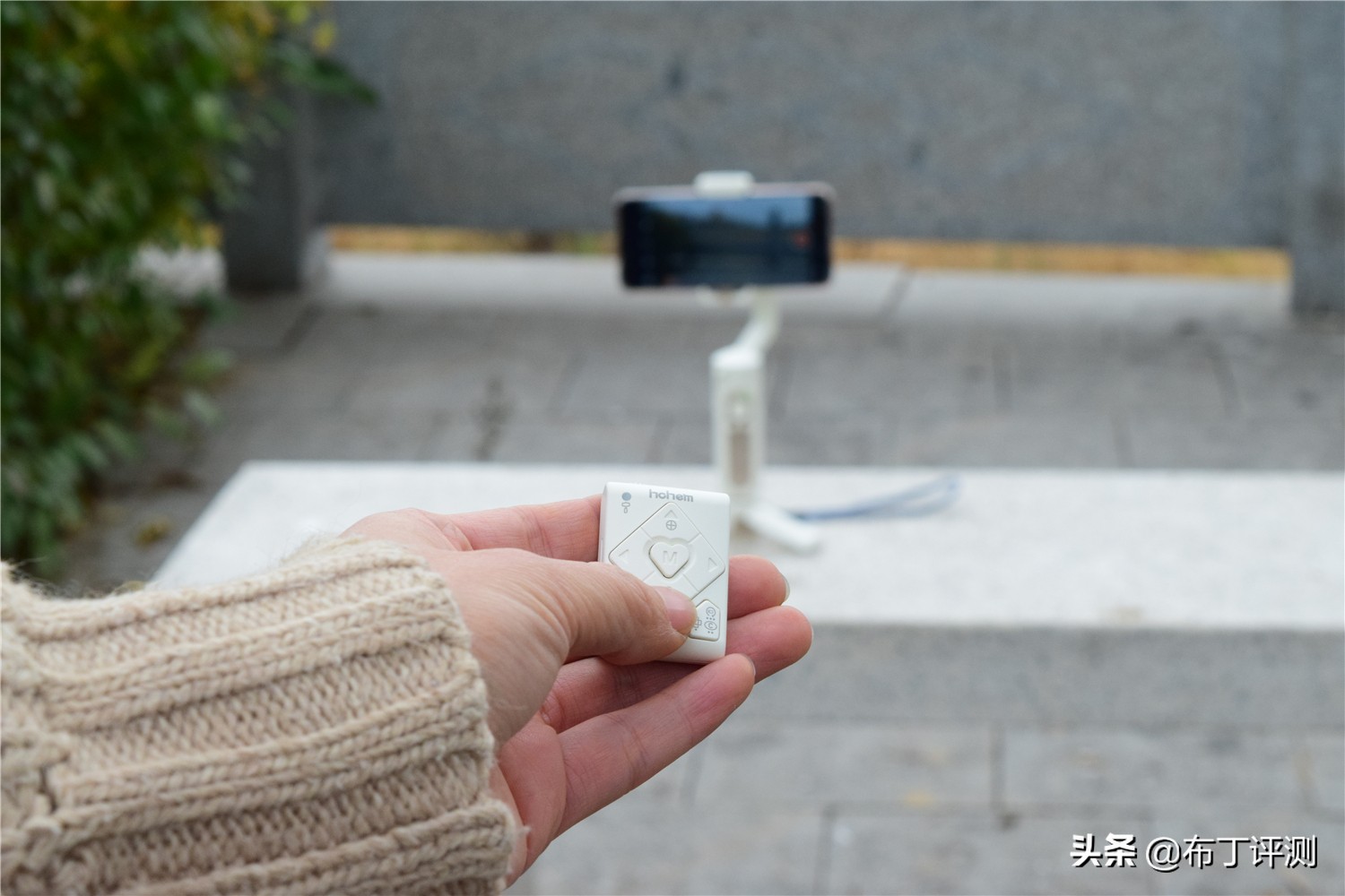 三轴防抖手机稳定器测评,浩瀚稳定器x和x2区别哪个很值得买