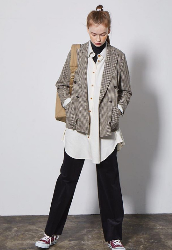 毛衣宽松慵懒风配复古色牛仔裤,复古深蓝牛仔裤灰色毛衣