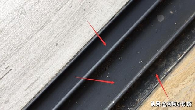 不论窗户缝隙多脏,只需一张纸巾,轻松解决,方法简单还彻底清洁