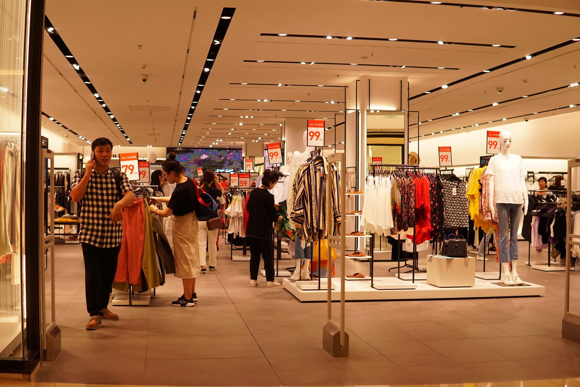 快时尚品牌降价有多狠,快时尚服装分析