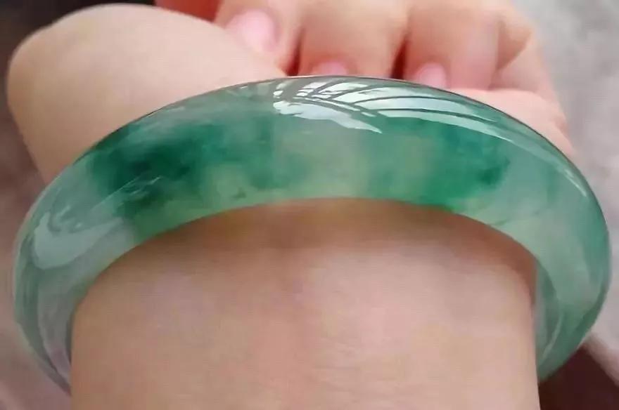 2018香港保利翡翠拍卖价格,保利春拍翡翠手镯5000万