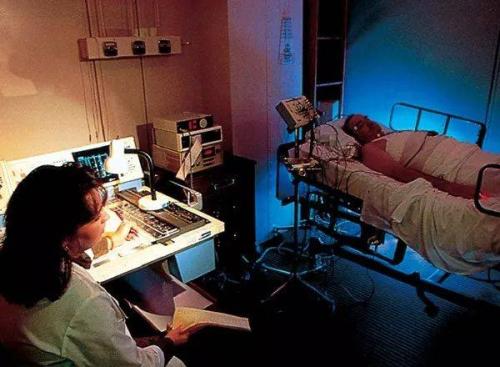 心理学如何解释梦话,为什么会做梦到底有没有必要解梦