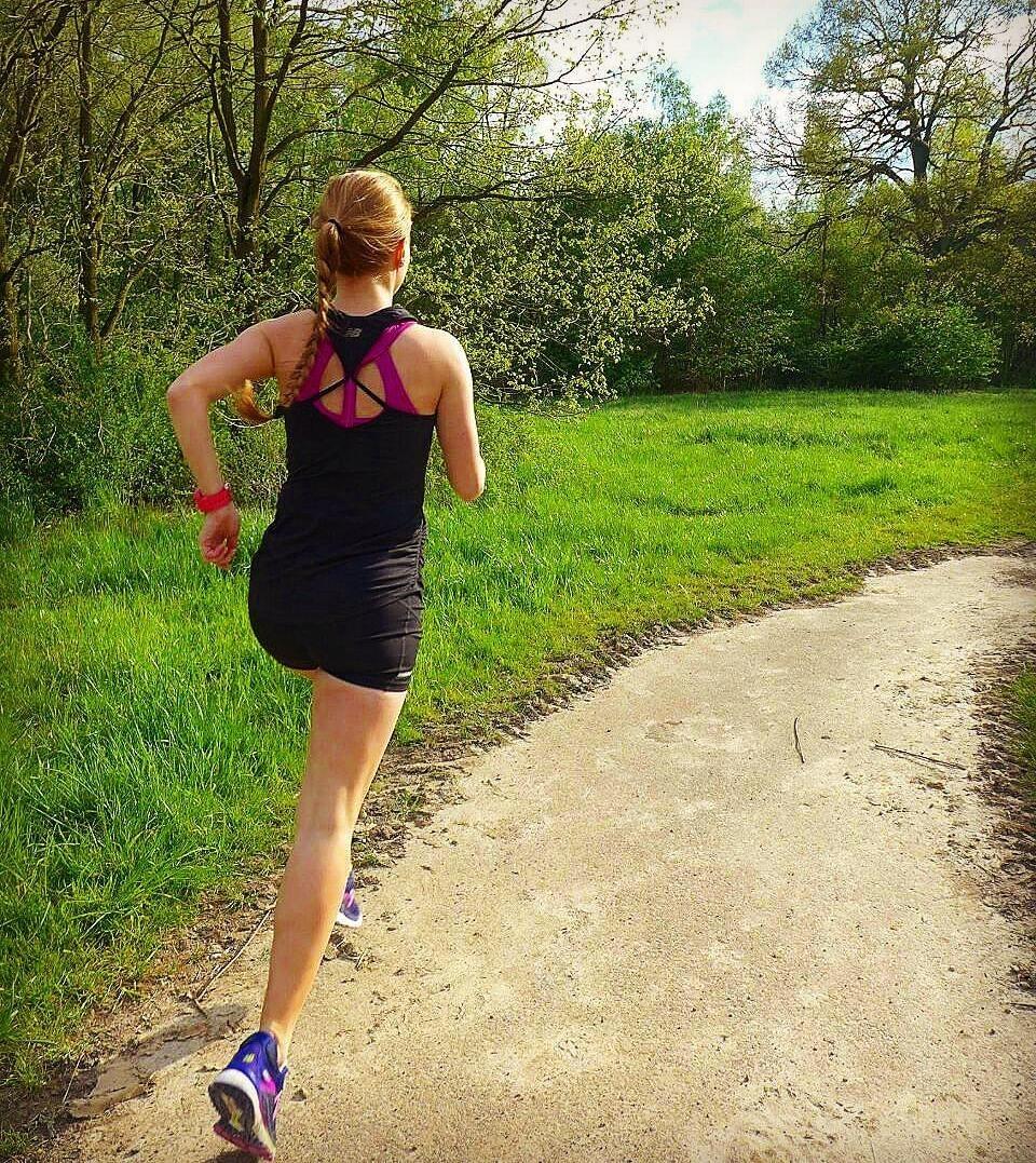 跑步怎样才正确又不累又快,跑步哪些方法跑的人不累比较舒服