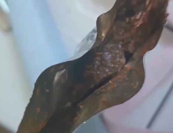 深圳一女子近视度数高，鱼排零食生蛆吃一半才发现，想吐吐不出