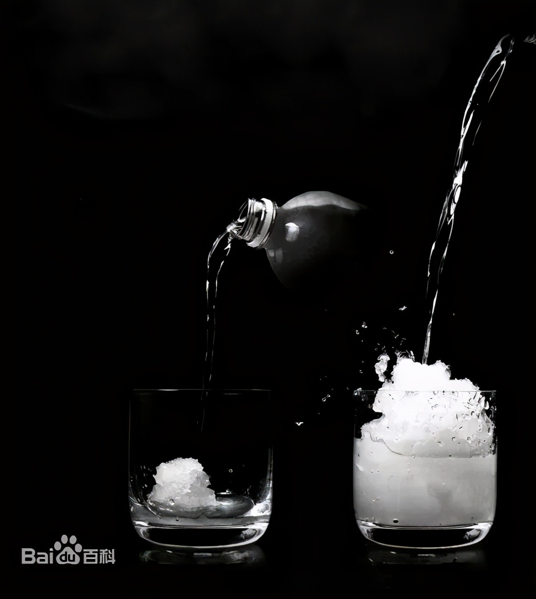 水倒出来瞬间结冰原理,水倒出来变成冰沙