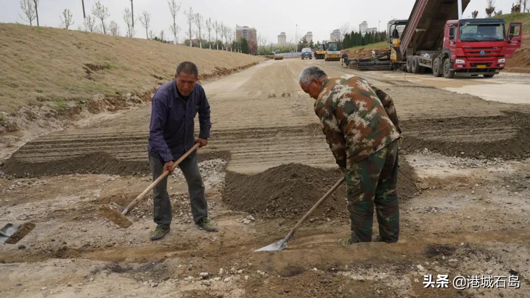 向坚守岗位的一线工人致敬,向坚守在户外的劳动者致敬