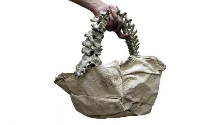 富二代晒骨皮包的残忍真相,人骨皮包的真相