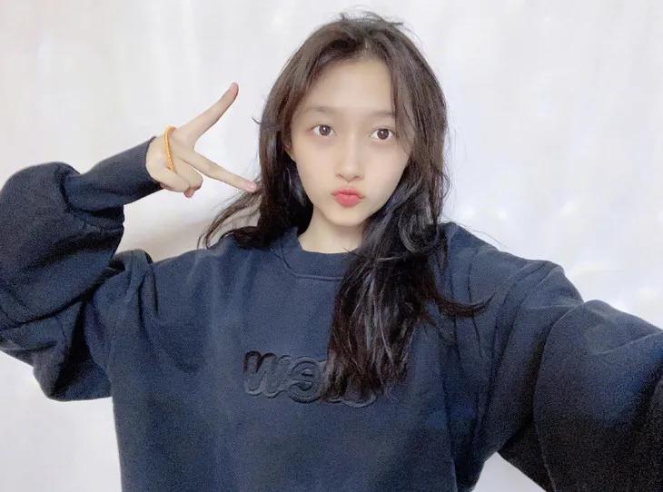 关晓彤同款only紫色小熊羽绒服,only关晓彤同款针织连衣裙