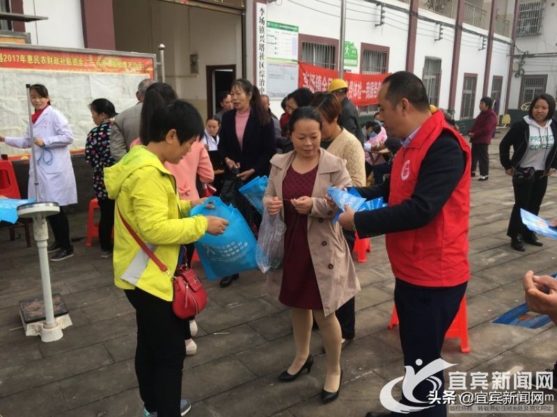 十余年如一日他为艾滋病患者撑起一片天