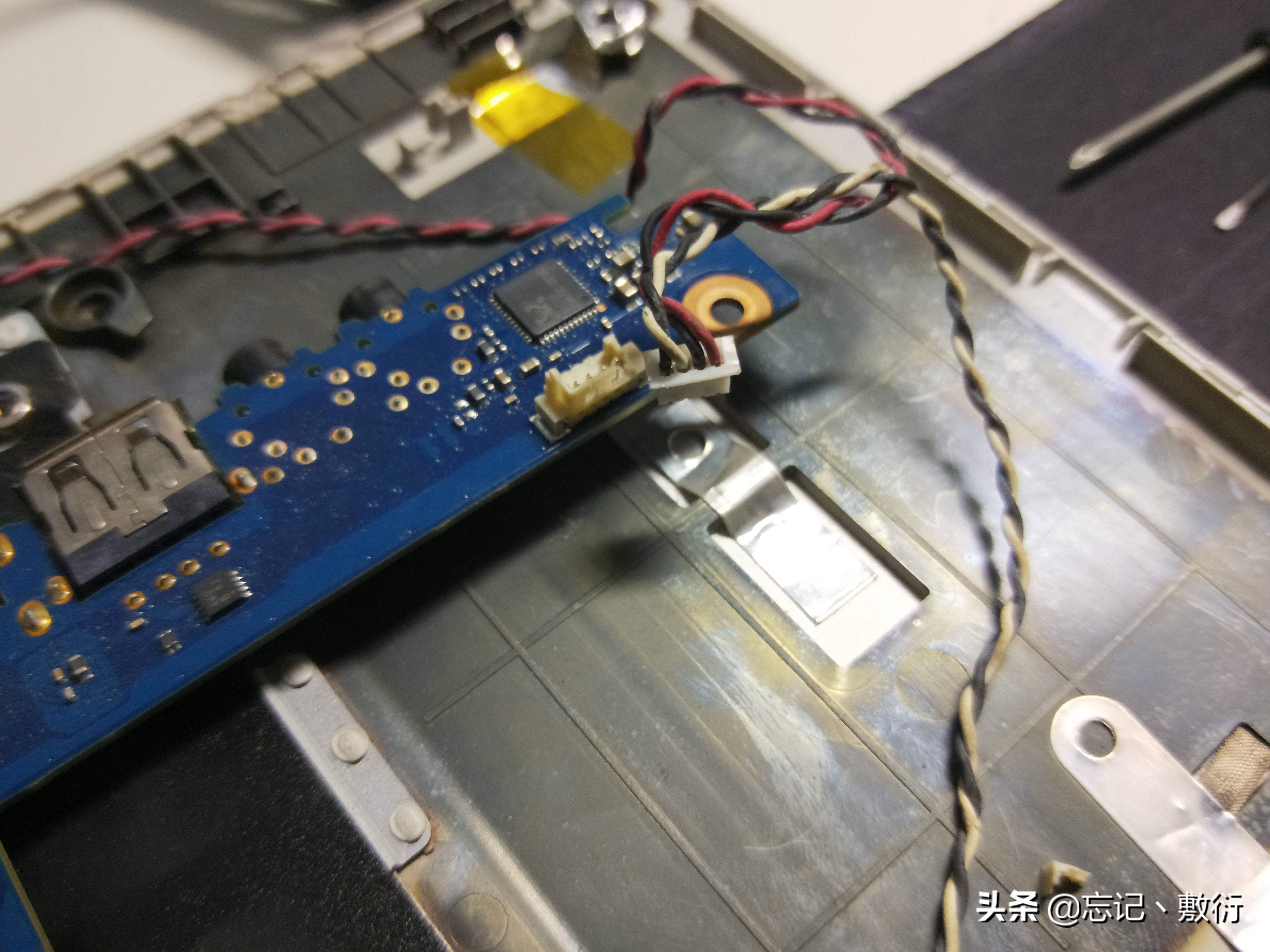 更换三星笔记本(q460)键盘,为了换个键盘把整个笔记本拆了稀碎