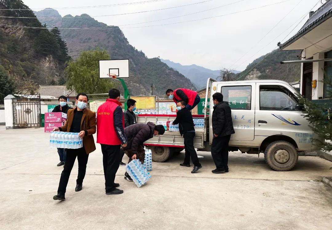 武山县慈善协会、武山零距离*党**支部，联合武山双虎家私、渭水园农资捐赠