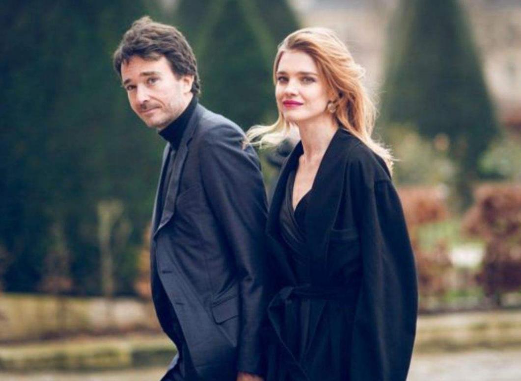 LV太子妃与友人野餐，铺一地LV披肩用来垫屁股，看着都觉得好心疼