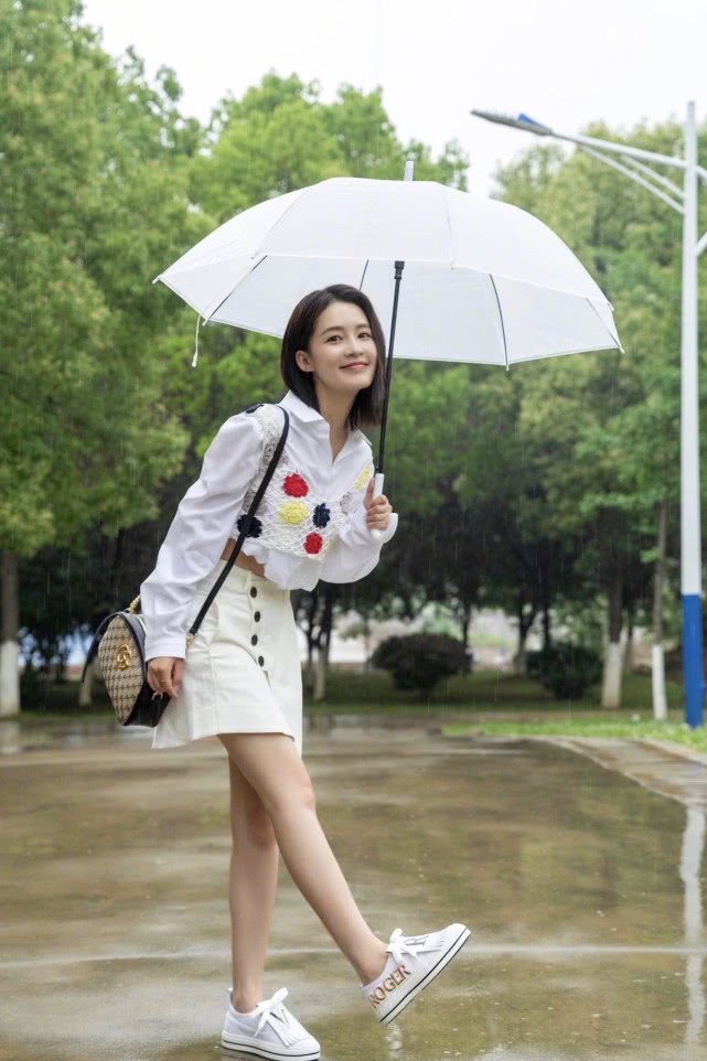 李沁元气满满少女瞬间减龄十岁,李沁羞涩甜美笑容好似邻家女孩