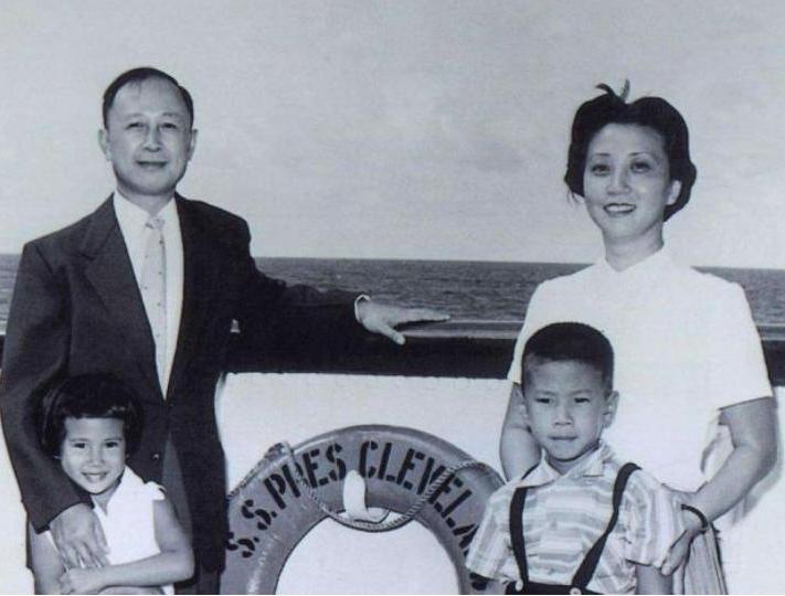 毛主席给钱学森递烟，还没给到又收了回去，毛主席：要自力更生