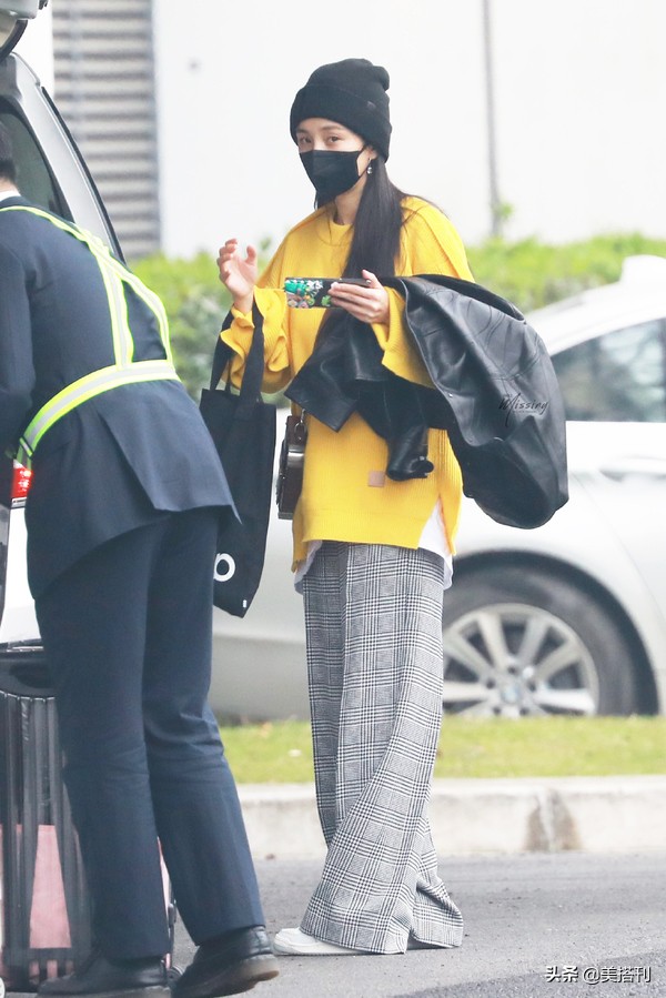 杨幂穿亮片毛衣搭配皮裤现身活动,杨幂最新私服夏天长袖绿色