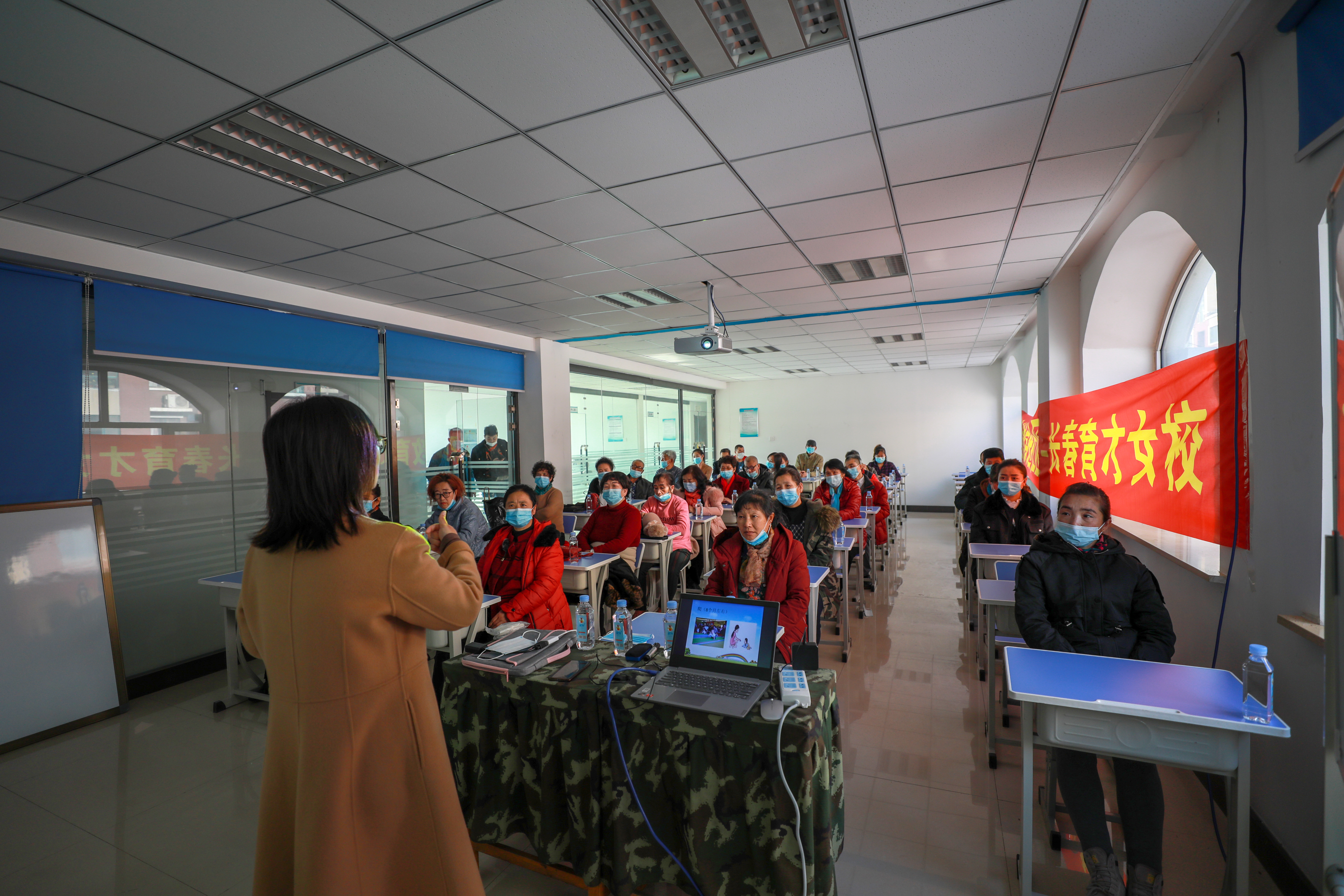 “读懂孩子成长中的敏感信号”，育才女校课程走进荣发社区