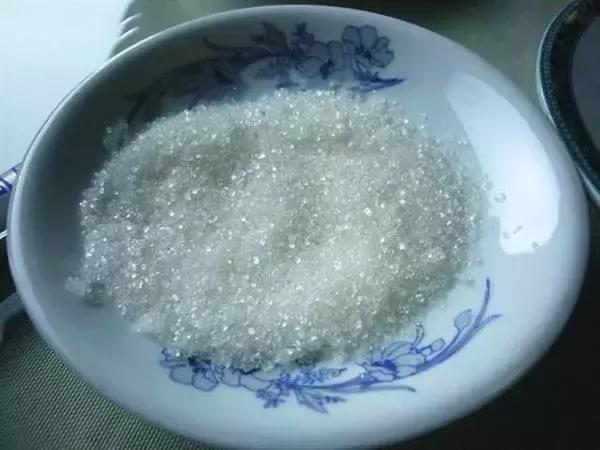 去除衣服油渍用洗衣粉还是肥皂,衣服油渍染色有效的去除法