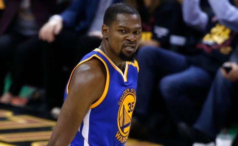 科比踢足球的时候有多猛,nba科比踢足球