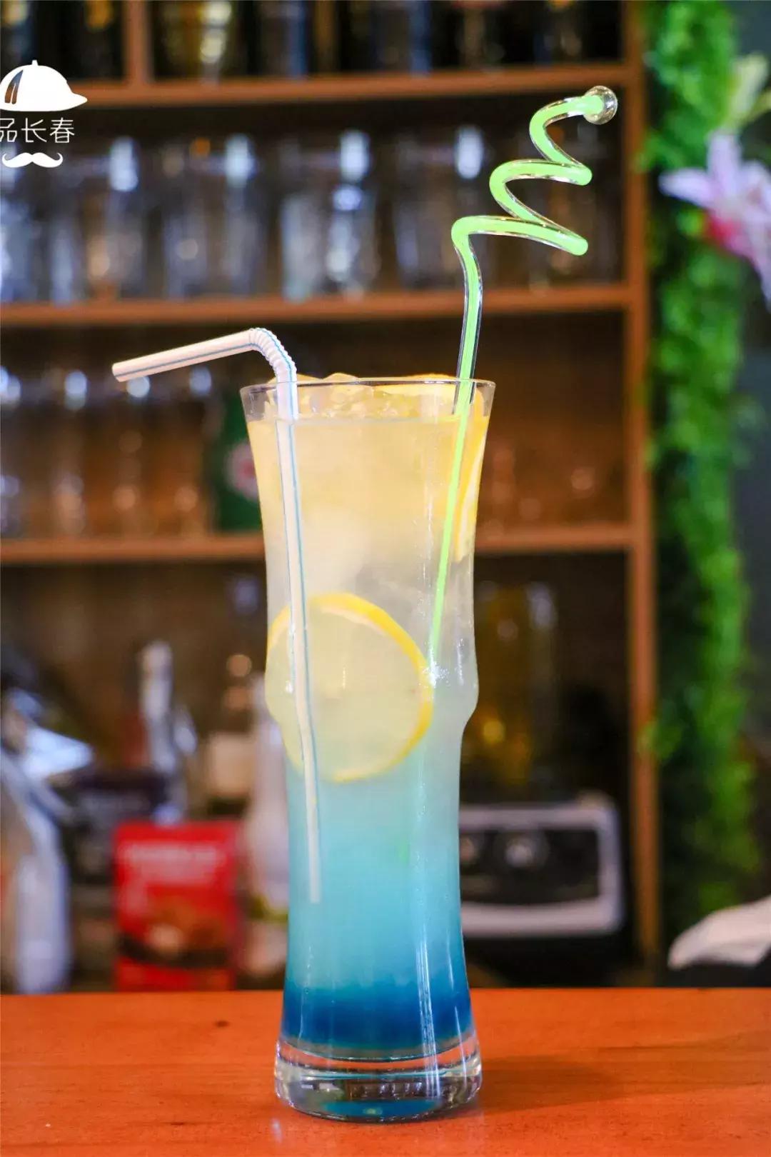 这家餐厅居然用外国大帅哥来吸引顾客