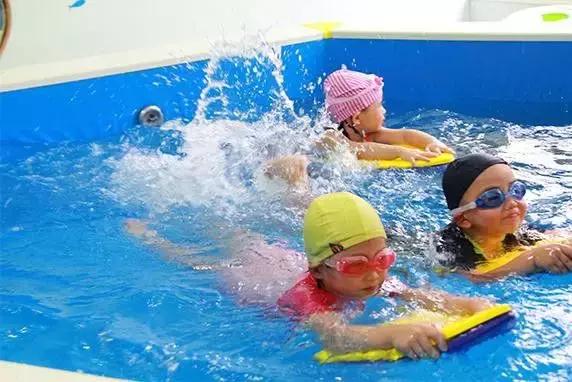 孩子怕水不肯下水,宝宝怕水不肯洗澡