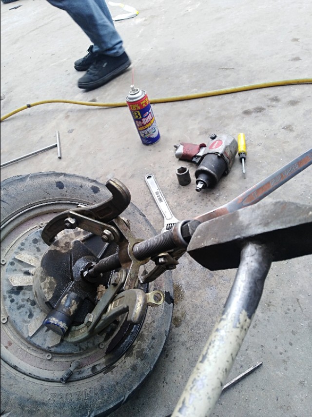 电动车电机生锈卡死了怎么处理,电动车刹车鼓生锈拆不掉怎么办