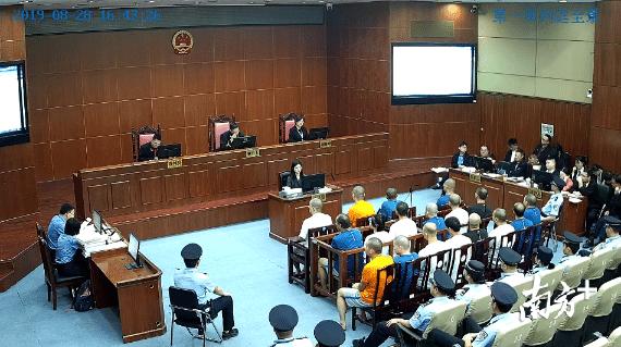 纠结数十人租下数十间出租屋从事卖淫活动,还收买巡防员通风报信,深圳一涉黄团伙18人获刑